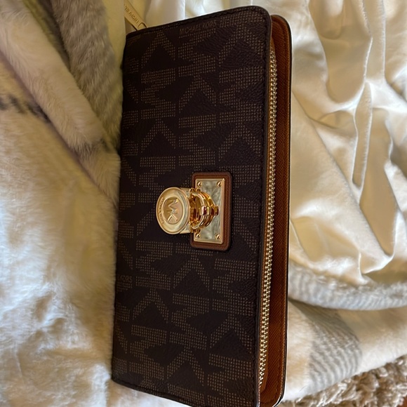 Authentic Michael Kors Zippy Wallet - Picture 13 of 14
